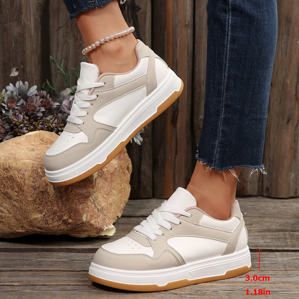 Zapatillas casuales de suela gruesa de estilo para mujer.
