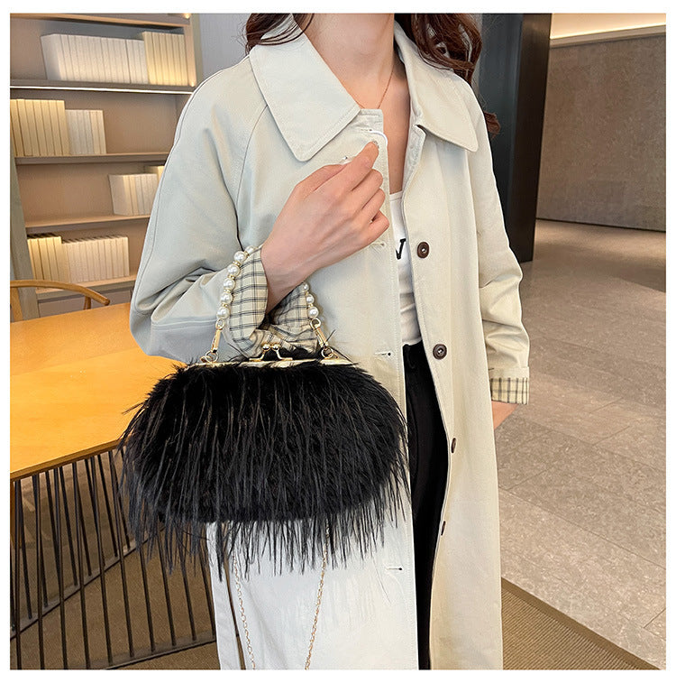 Bolso bandolera peludo con cadena de perlas de nicho versátil de alta calidad
