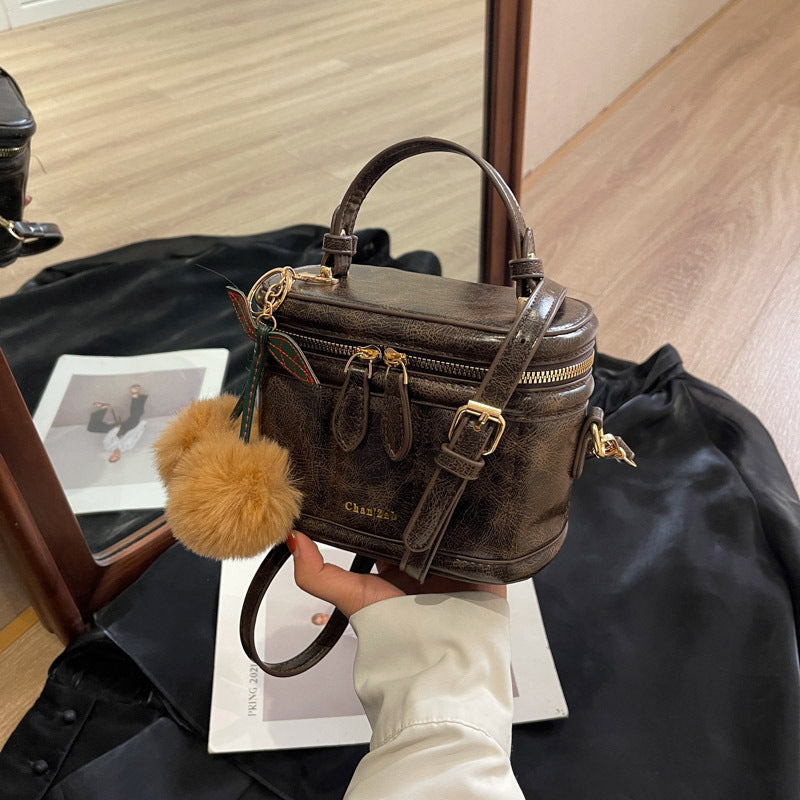 Bolsa tipo cubo con textura portátil y popular.