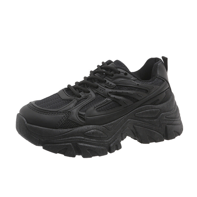 Zapatillas de suela gruesa.