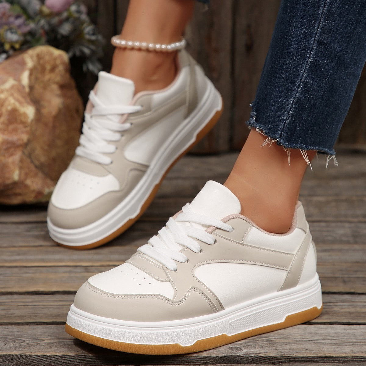 Zapatillas casuales de suela gruesa de estilo para mujer.