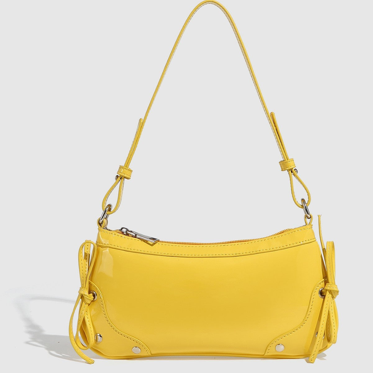 Bolso de hombro de color liso con doble lazo y diseño cuadrado pequeño.