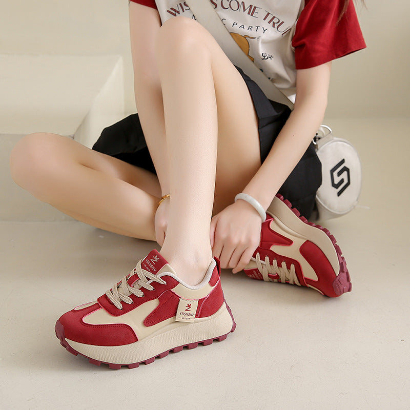 Zapatillas deportivas casuales para mujer con estampados a juego.