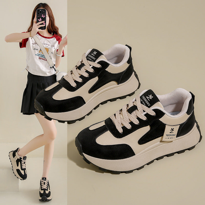 Zapatillas deportivas casuales para mujer con estampados a juego.