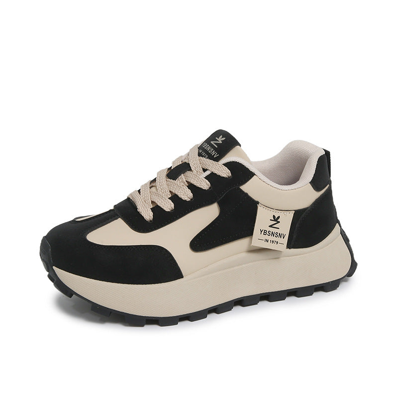 Zapatillas deportivas casuales para mujer con estampados a juego.