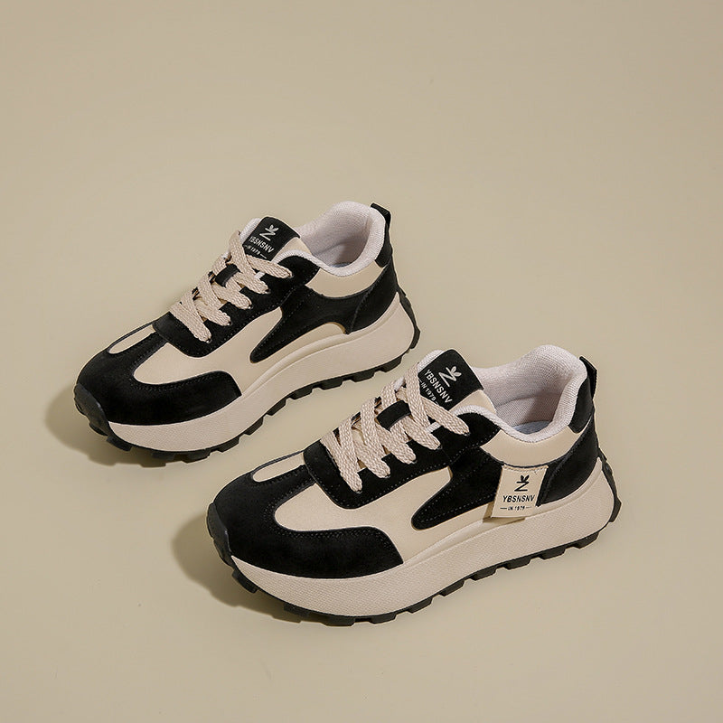 Zapatillas deportivas casuales para mujer con estampados a juego.