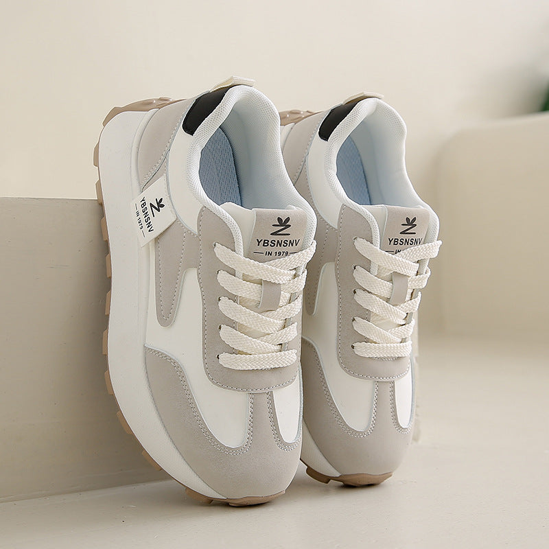 Zapatillas deportivas casuales para mujer con estampados a juego.