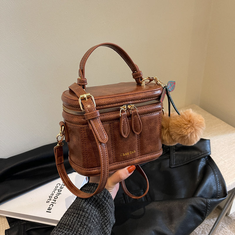 Bolsa tipo cubo con textura portátil y popular.