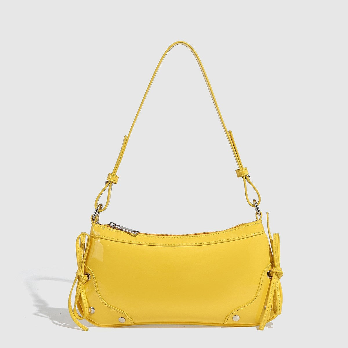 Bolso de hombro de color liso con doble lazo y diseño cuadrado pequeño.