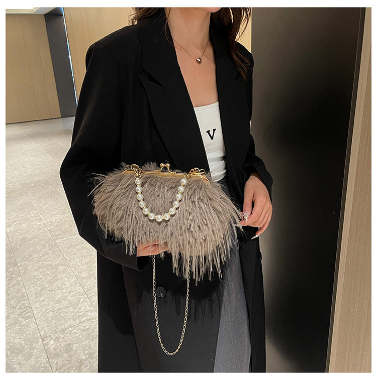 Bolso bandolera peludo con cadena de perlas de nicho versátil de alta calidad