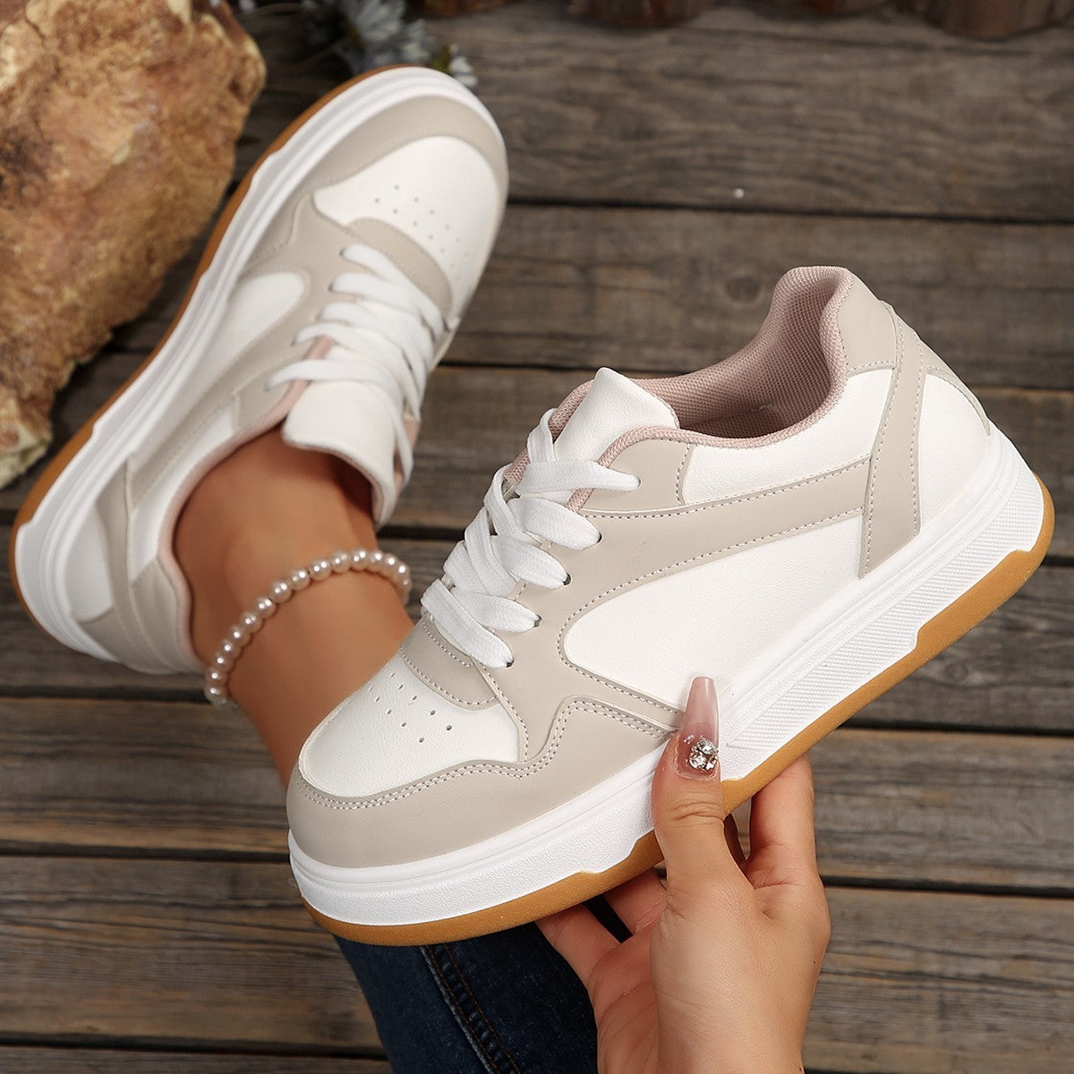 Zapatillas casuales de suela gruesa de estilo para mujer.