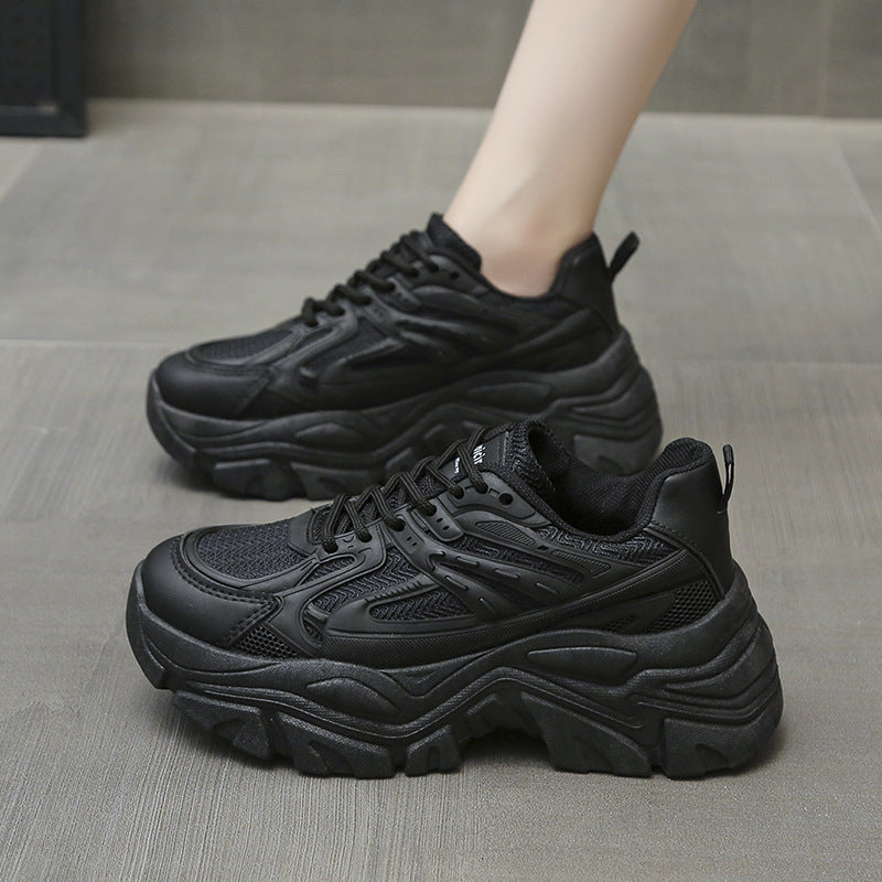 Zapatillas de suela gruesa.
