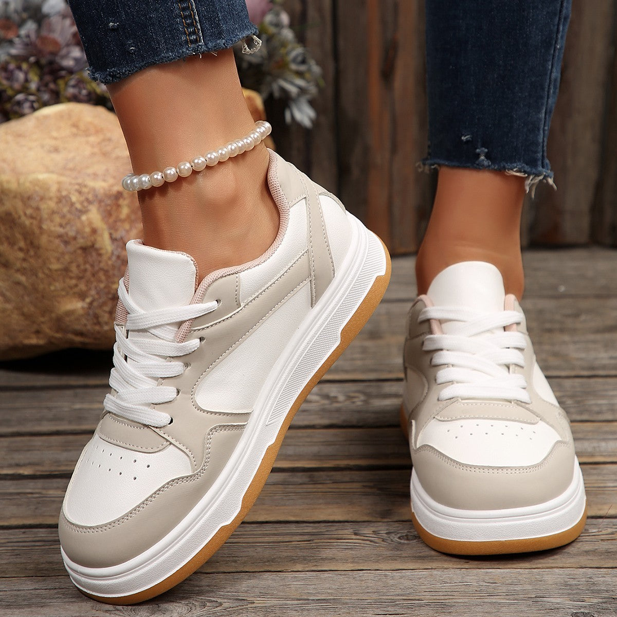 Zapatillas casuales de suela gruesa de estilo para mujer.